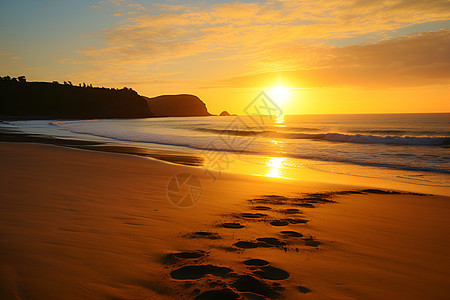 夕阳沙滩上的足迹背景图片