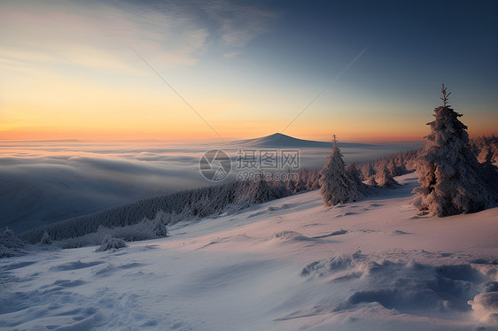 夕阳时山脉上的冰雪图片