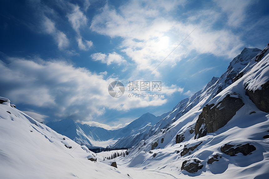 冬日明媚的雪山图片