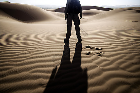 沙漠中孤独旅行的男人图片