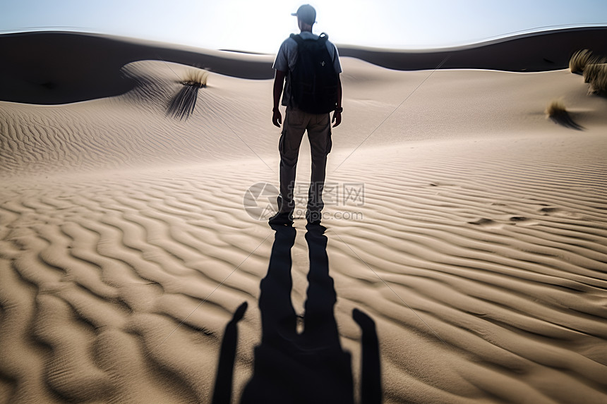 沙漠中旅行的男人图片