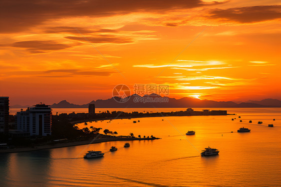 夕阳下的港口城市图片