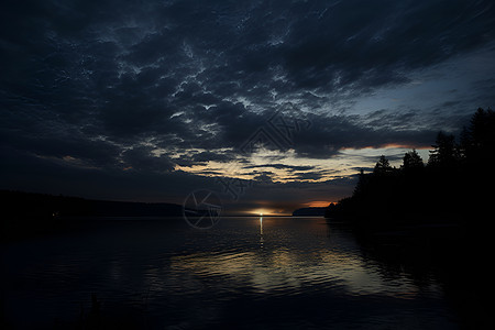 夜晚湖边的美景图片