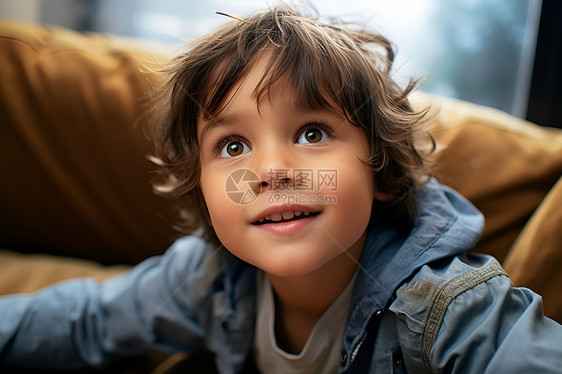 开心的男孩在沙发上图片