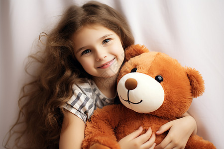 小女孩拥抱着一只泰迪熊图片