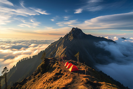 山脉上的旅行帐篷图片