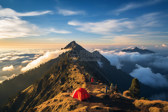 山脉山顶上的红色帐篷图片