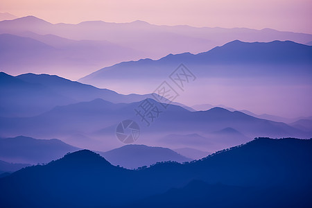 朦胧的山脉背景图片