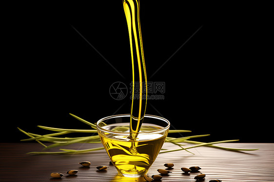 橄榄油倒入杯中图片