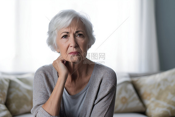 一名孤独的老年女性图片