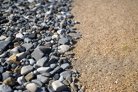 沙滩旁的石子图片
