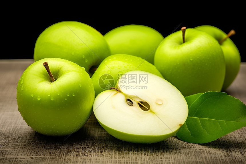 新鲜多汁的绿苹果图片