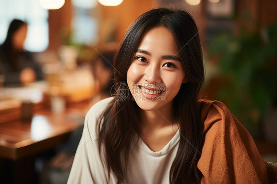 悠闲微笑的亚洲年轻女子图片