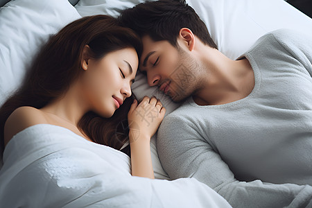 一张床上睡觉的夫妻图片