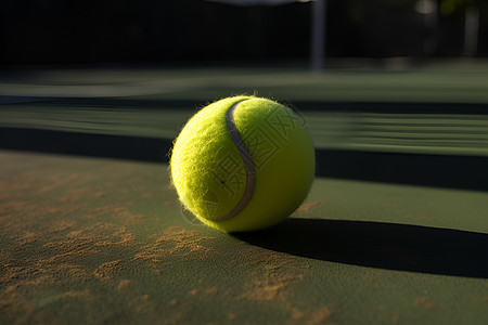 网球场上的黄色网球图片