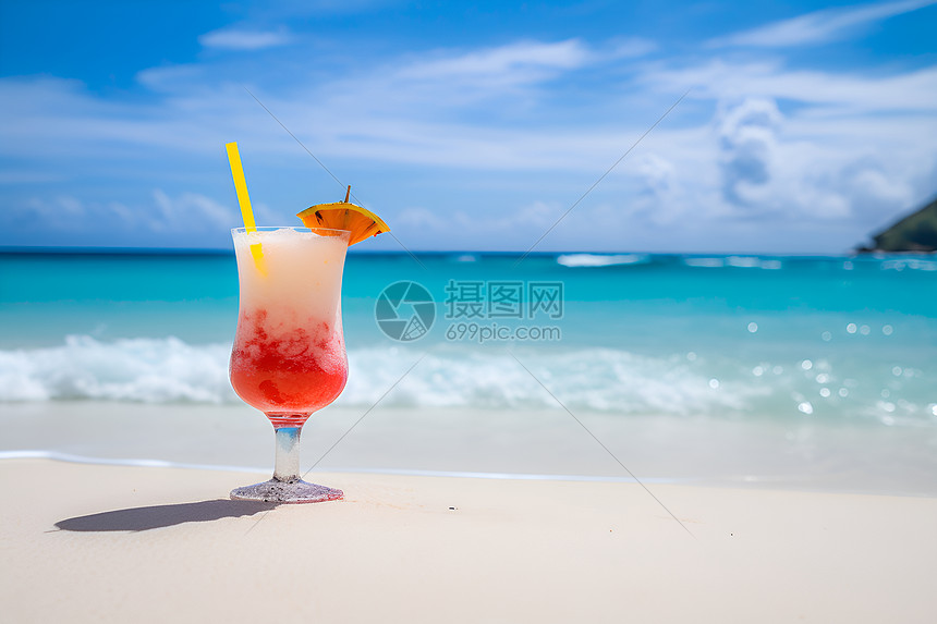 冰镇饮品在沙滩边图片
