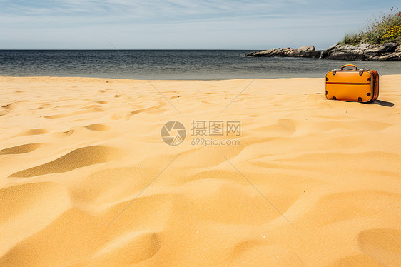 夏日海滩上的行李箱图片