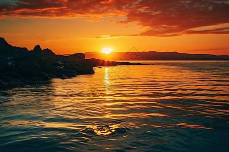 夕阳映照水面图片