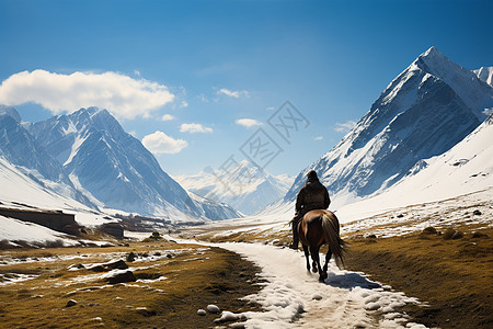 骑马人在雪地山的人高清图片