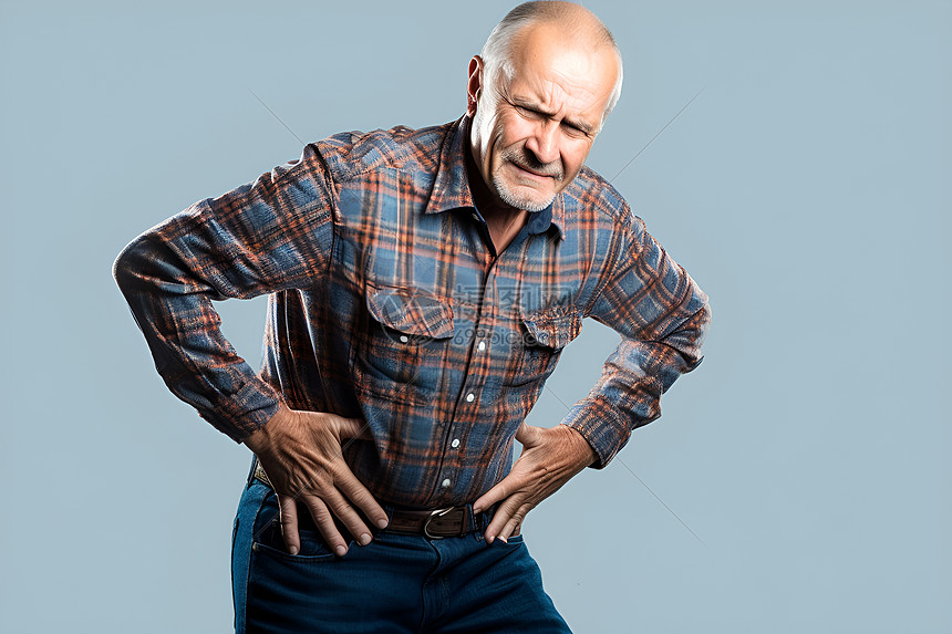 腰部疼痛的老人图片