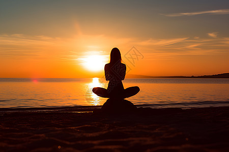 夕阳下海滩上打坐的女人背景图片