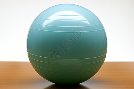 木桌上的瑜伽球图片