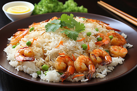 米饭中健康的虾仁图片