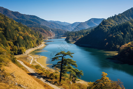 一幅湖光山色的美景图片