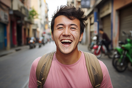 道路上面带笑容的亚洲男子图片