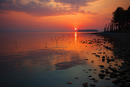 夜晚湖水夕阳下的湖水背景