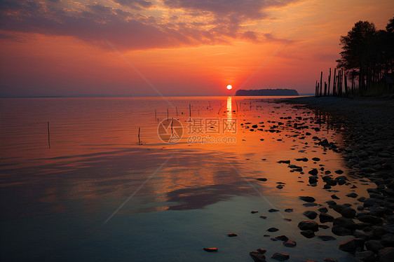 夕阳下的湖水图片