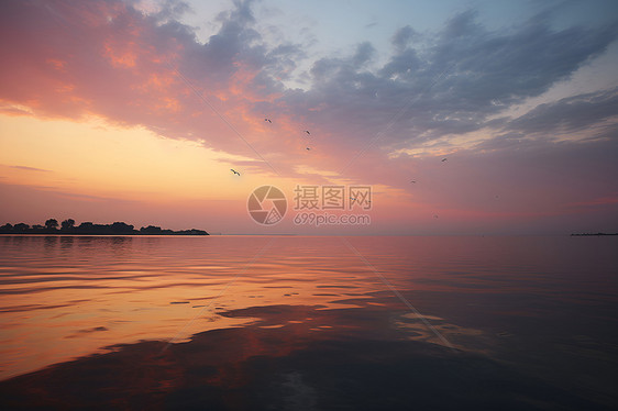 夕阳倒映湖面美景图片