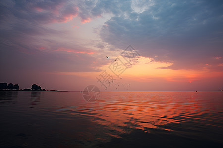 夕阳余晖下的小岛图片