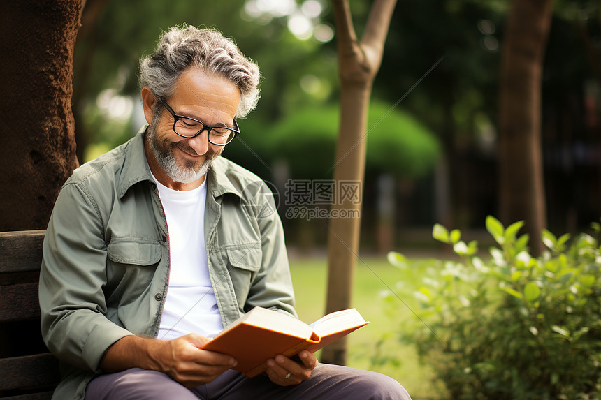 安详的老者在户外看书图片