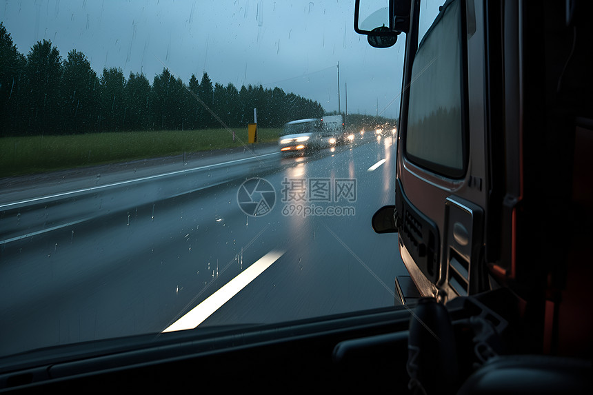 夜晚的雨中一辆卡车图片