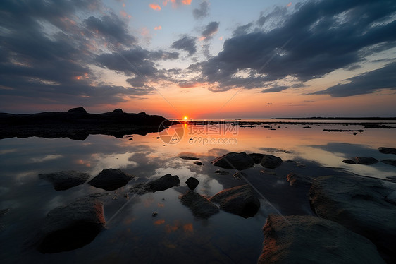 夕阳下的海边美景图片