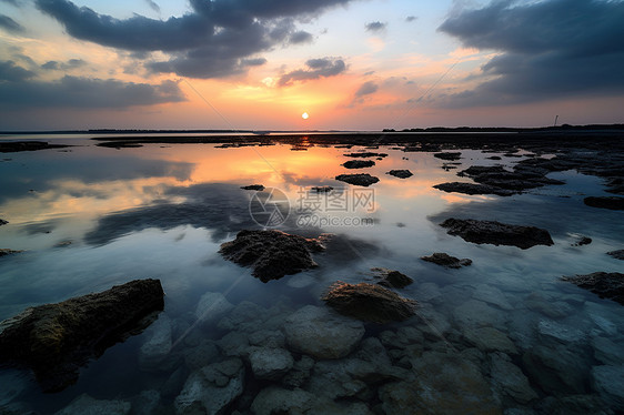 夕阳下的海边风景图片