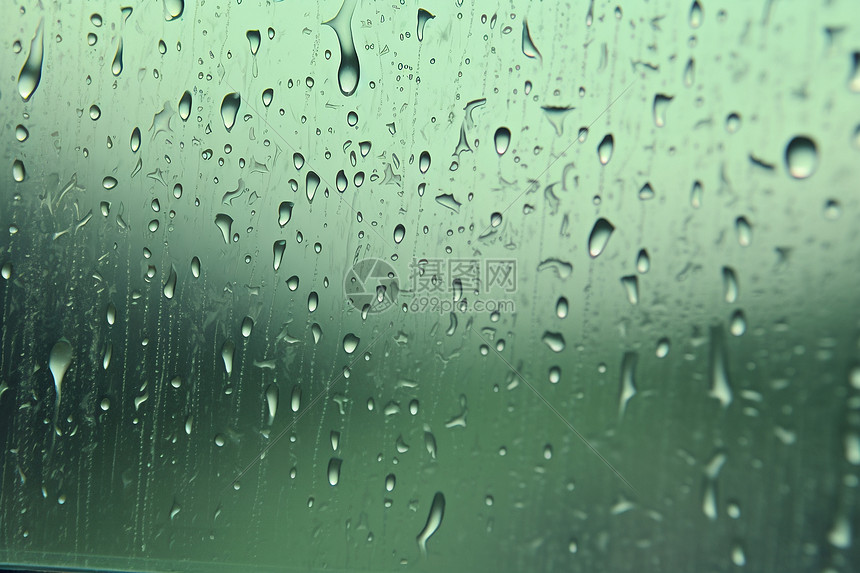 窗上雨滴图片