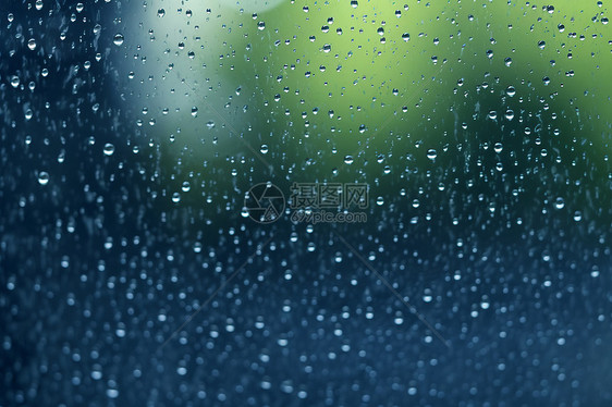 雨滴打在玻璃窗上图片