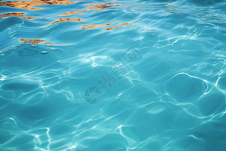 波光粼粼的蓝色水池图片