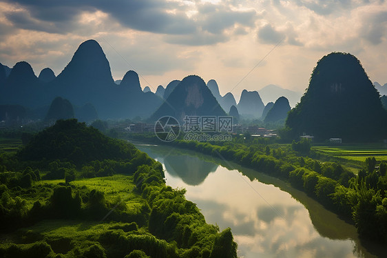 河流两岸的绿景图片