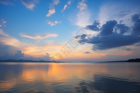 夏日湖畔美丽的日落背景图片