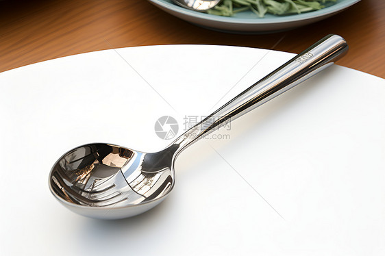 桌子上的勺子图片