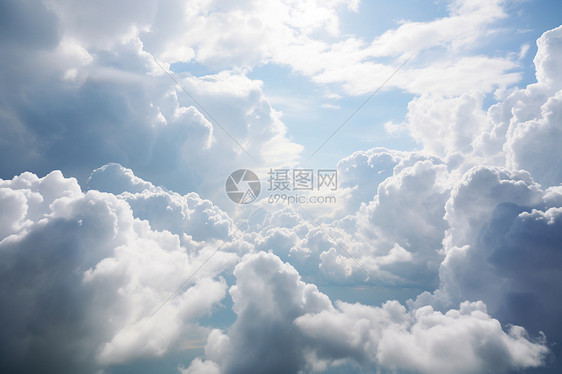 天空中浓密的云朵图片