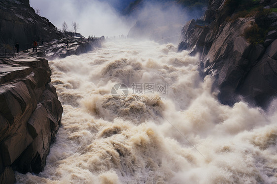 悬崖峭壁上江河图片