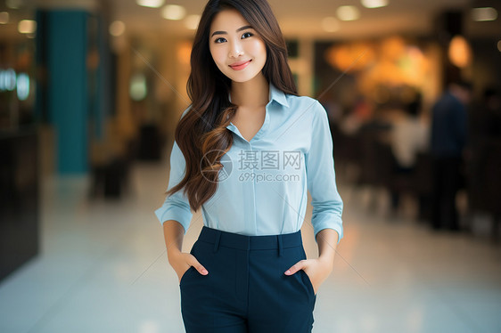 优雅的亚洲青年女性图片