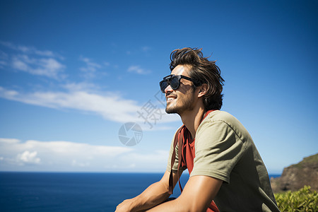 海边的男子眺望碧海蓝天图片