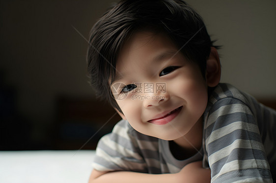 面带微笑的亚洲小男孩图片