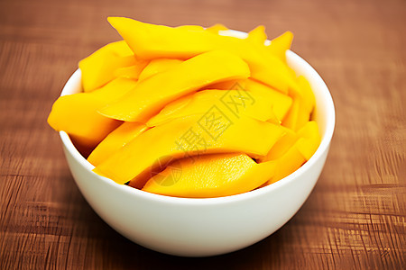 芒果盛放于白色碗中图片
