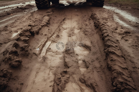 雨中泥泞的道路图片